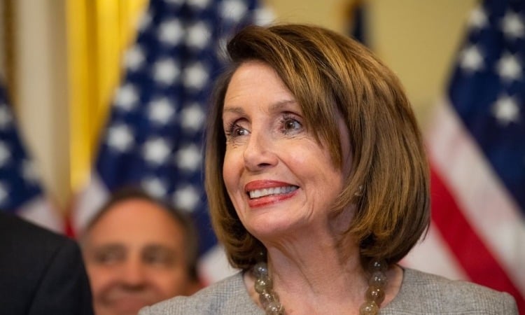 Nancy Pelosi le da sopa y seco a Trump