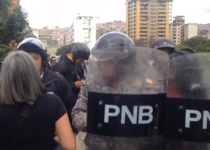 Los manifestantes le piden a la policía chavista que se una a la protesta. Video