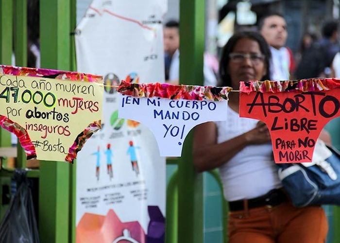 Desesperadas, las mujeres en Venezuela abortan hasta en las calles