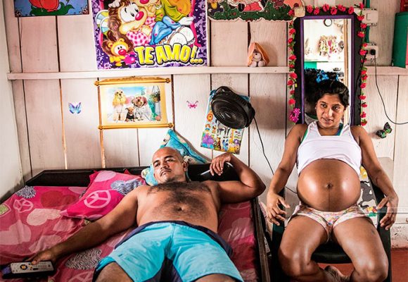 La imagen de una guerrillera mostrando con desparpajo su embarazo podría llevarse World Press Photo