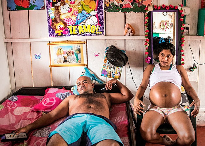 La imagen de una guerrillera mostrando con desparpajo su embarazo podría llevarse World Press Photo