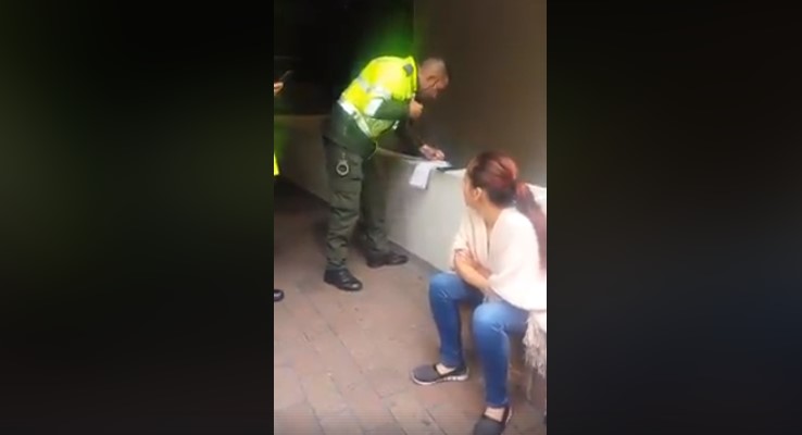 El colmo: multan a mujer por preguntar si vendían empanadas en la calle. Video