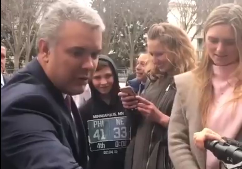 Video: El asedio de las fans gringas a Iván Duque