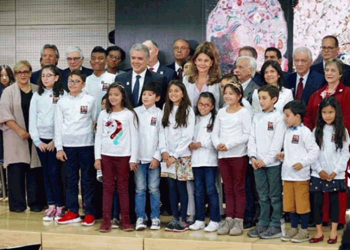 La mano de la vicepresidente en la Misión de Sabios