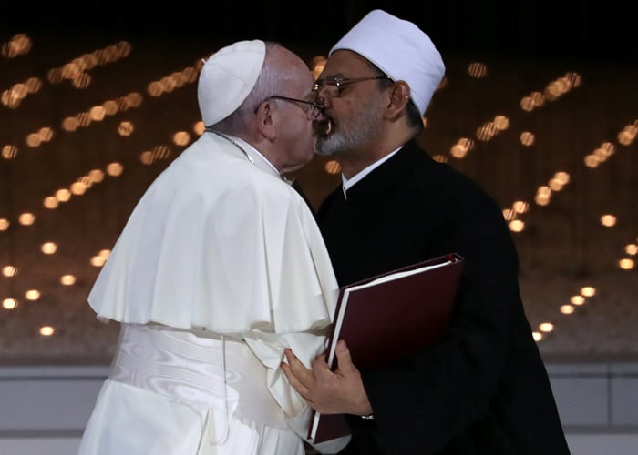 El beso entre el Papa Francisco y Ahmed al-Tayeb no es una salida del clóset