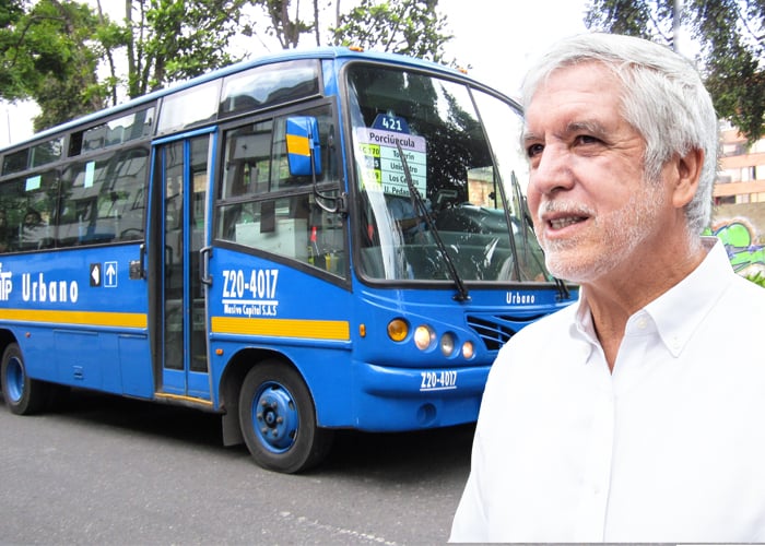 Faltan buses en Bogotá y Peñalosa, el “experto” en movilidad, nada…