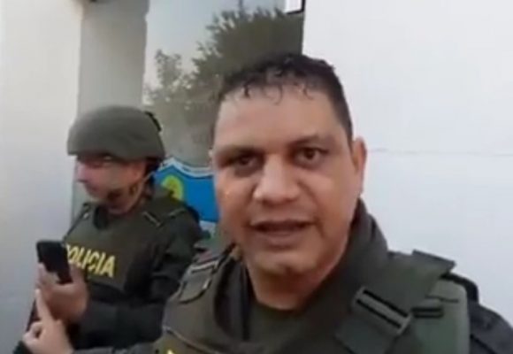 [Video] Un comandante de la policía amenaza con granadas a estudiantes