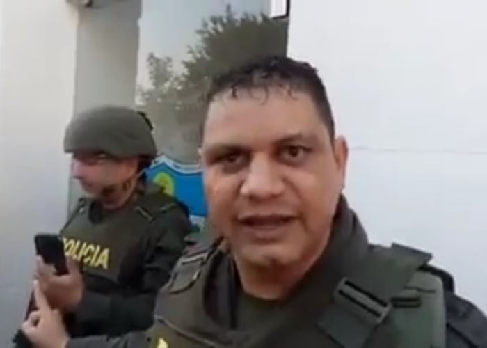 [Video] Un comandante de la policía amenaza con granadas a estudiantes