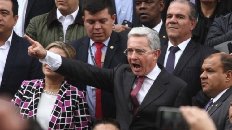 Por el ojo de la chapa