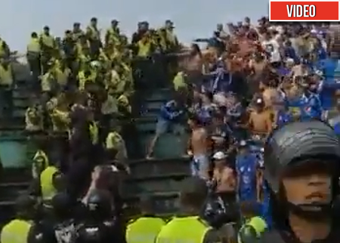 [VIDEO] Batalla campal entre barra brava de Millonarios y Policía