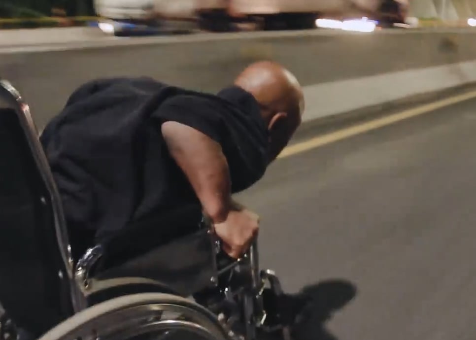 [Video]: Piques de silla de ruedas en plena vía pública en Medellín