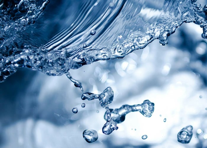 Agua que no has de beber, déjala correr