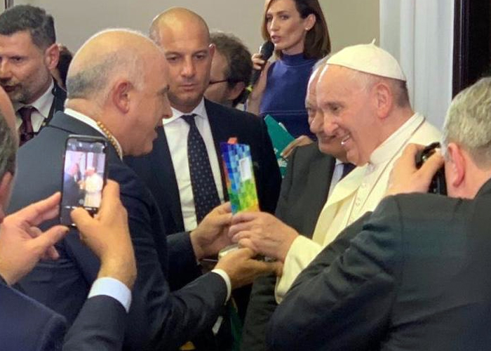 La Ventana al Mundo, el símbolo de Barranquilla, llegó a las manos del Papa Francisco