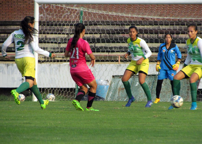 ¿Cómo salvar la liga femenina de fútbol?