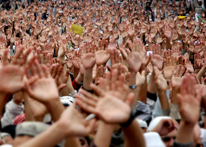 Estoy con los que rechazan los extremos políticos y los caudillismos