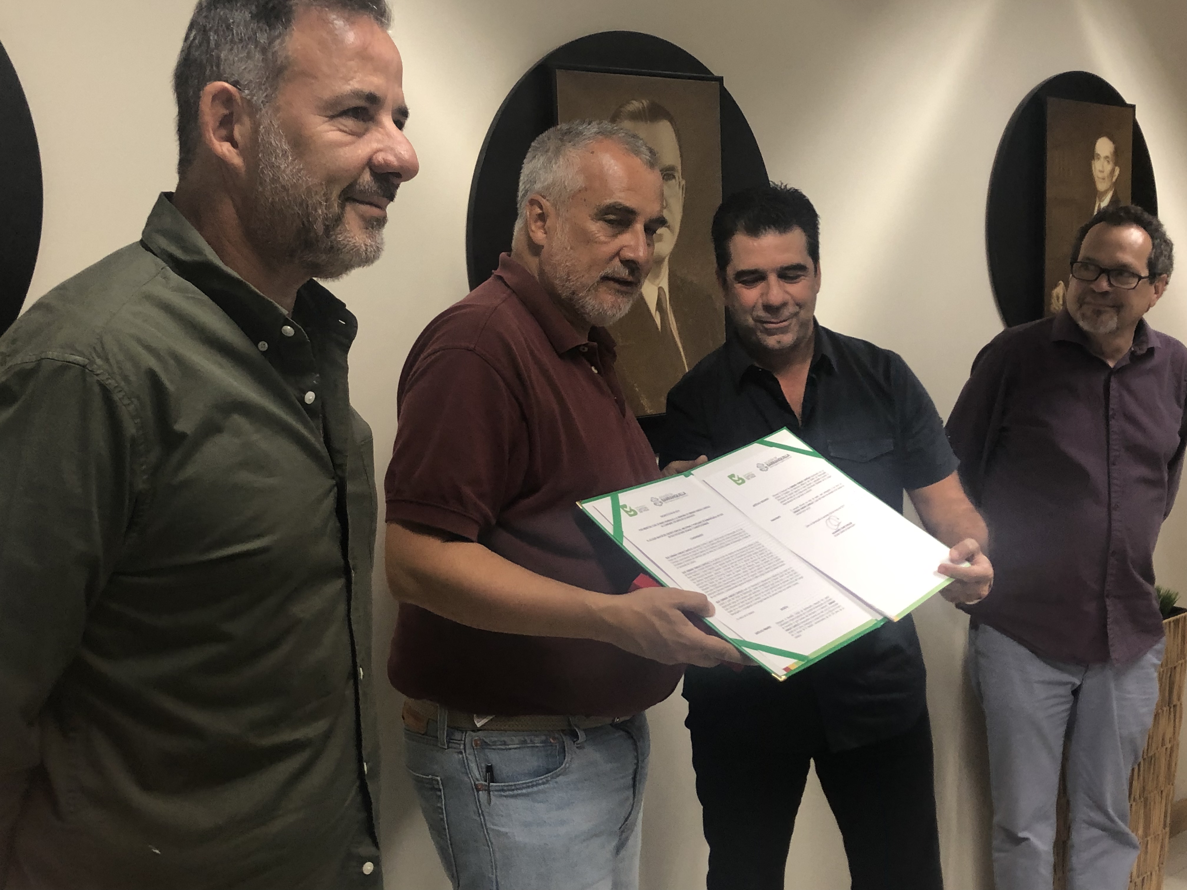 El alcalde de Barranquilla condecora a Darío Vargas a quien le informó que el portafolio de estímulos culturales de la ciudad llevará el nombre de su padre.