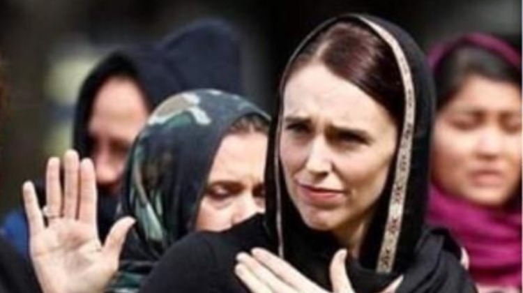 Jacinda Ardern: que las mujeres nos ayuden