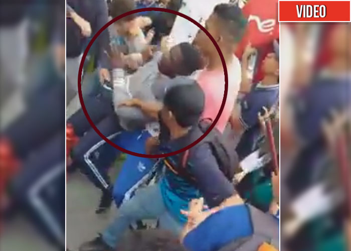 [VIDEO] Por negro casi matan a un enfermero en Medellín