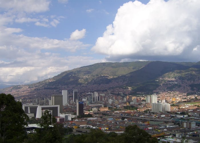 Vendedores informales del centro de Medellín padecen la tragedia griega