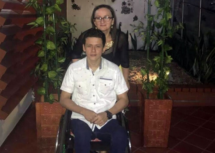 Fue a la clínica por un dolor de garganta y terminó en silla de ruedas