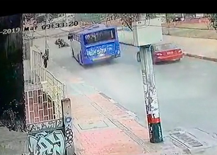 [Video] Conductor de SITP casi mata a motociclista por imprudencia