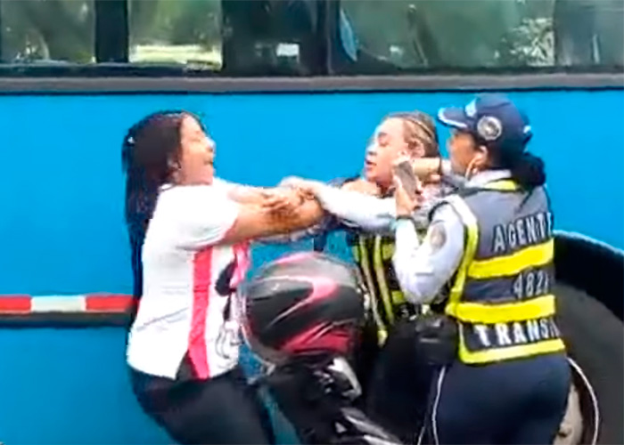 [Video] Mujer que agarró a puños a agentes de tránsito resultó enferma psiquiátrica