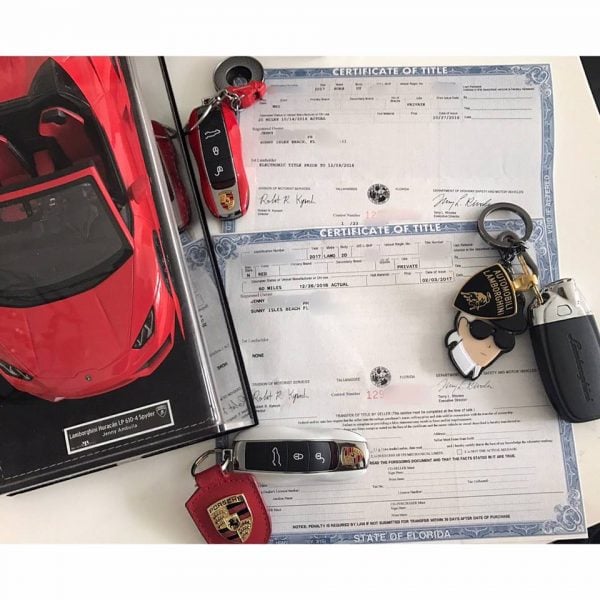  - El extravagante Facebook de Jenny Ambuila