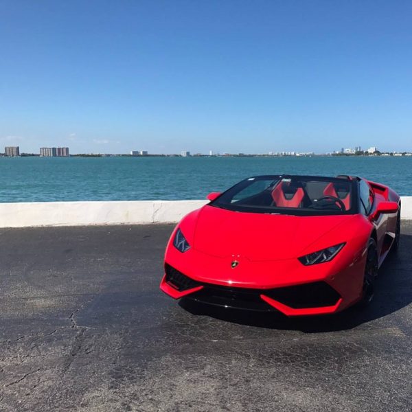  - El extravagante Facebook de Jenny Ambuila