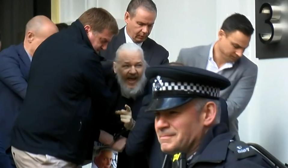 El presidente Lenin Moreno entrega a Assange. Video