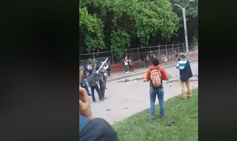 Bazucazo de encapuchados de la Universidad del Valle a helicÃ³ptero de la policÃ­a: Video