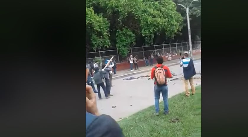 Bazucazo de encapuchados de la Universidad del Valle a helicóptero de la policía: Video