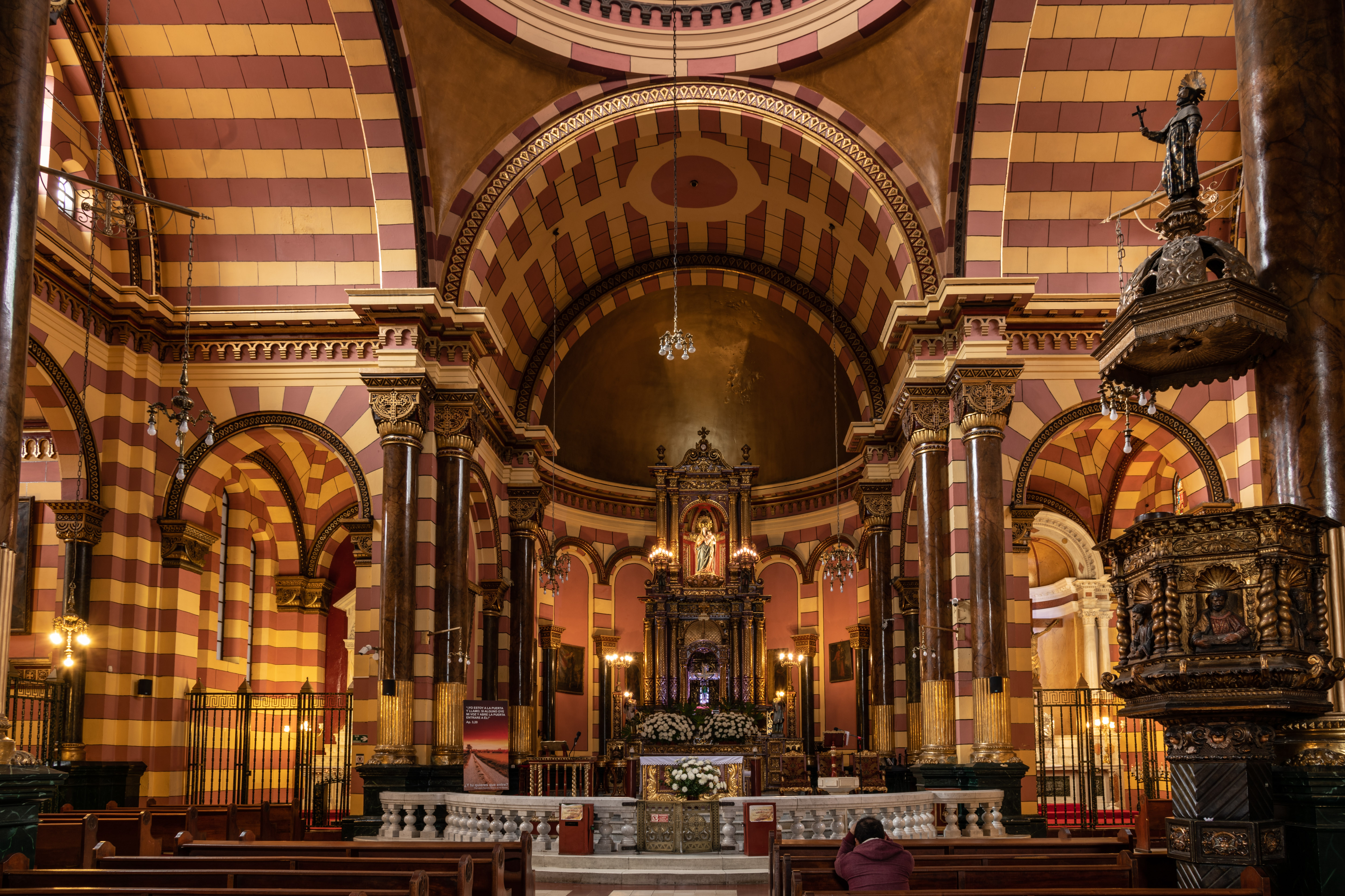 Las "Notre Dame" criollas que no se puede perder - -- Las2orillas Fusiona el estilo bizantino con influencia románicas. Sus vitrales son motivo de admiración para turistas y feligreses locales. Foto: Diego Téllez