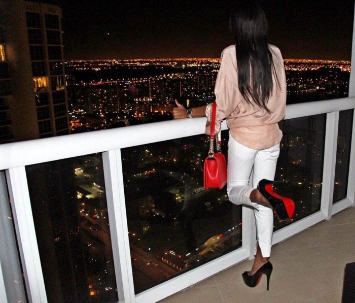  - El extravagante Facebook de Jenny Ambuila