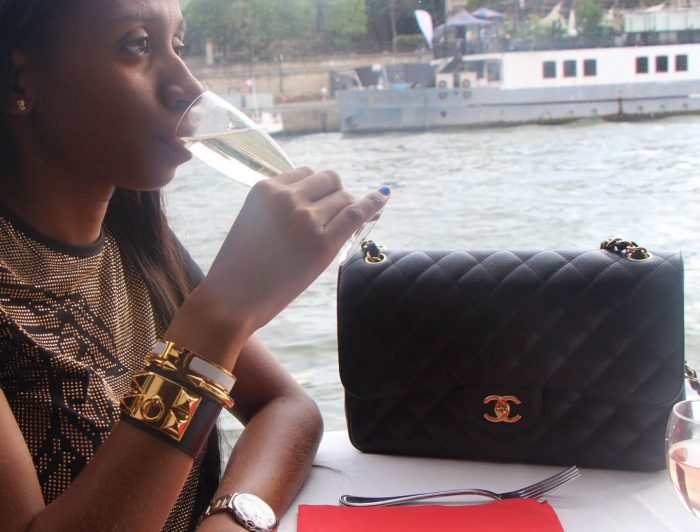  - El extravagante Facebook de Jenny Ambuila