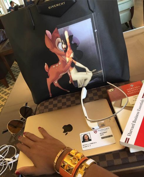  - El extravagante Facebook de Jenny Ambuila