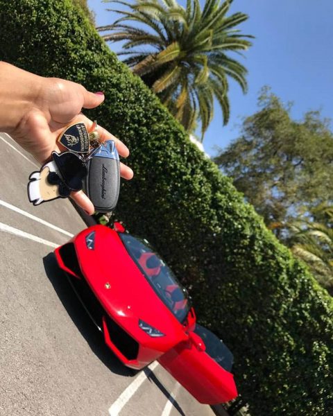  - El extravagante Facebook de Jenny Ambuila