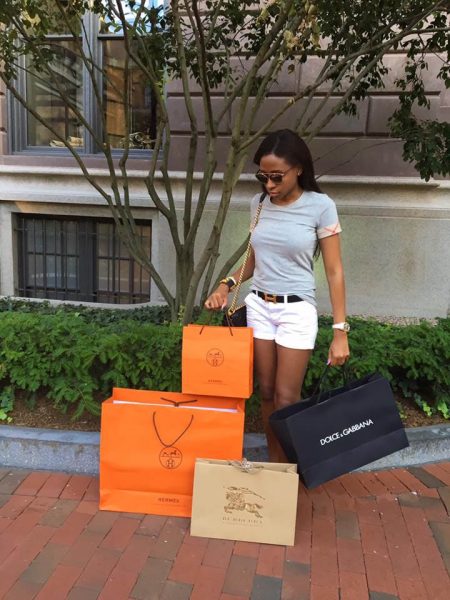  - El extravagante Facebook de Jenny Ambuila