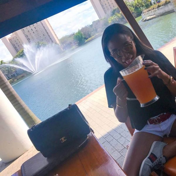  - El extravagante Facebook de Jenny Ambuila