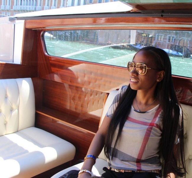  - El extravagante Facebook de Jenny Ambuila