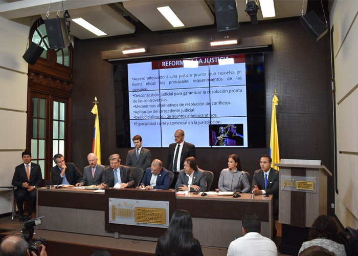 La alianza legislativa que pondría a temblar a Duque