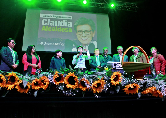 Claudia López se pone la ruana boyacense