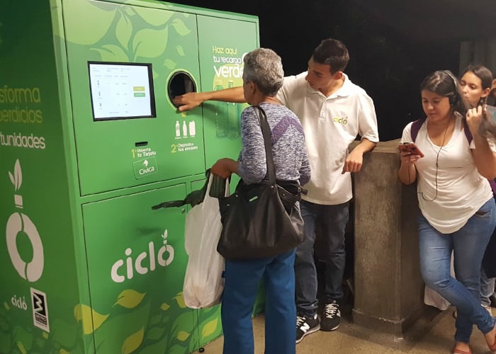 Ciclo, la ingeniosa empresa detrás de la máquina que cambia botellas por recargas en Medellín