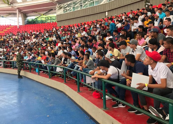 Mototaxismo, trabajo en el campo y servicio militar: el camino de los bachilleres de Sucre