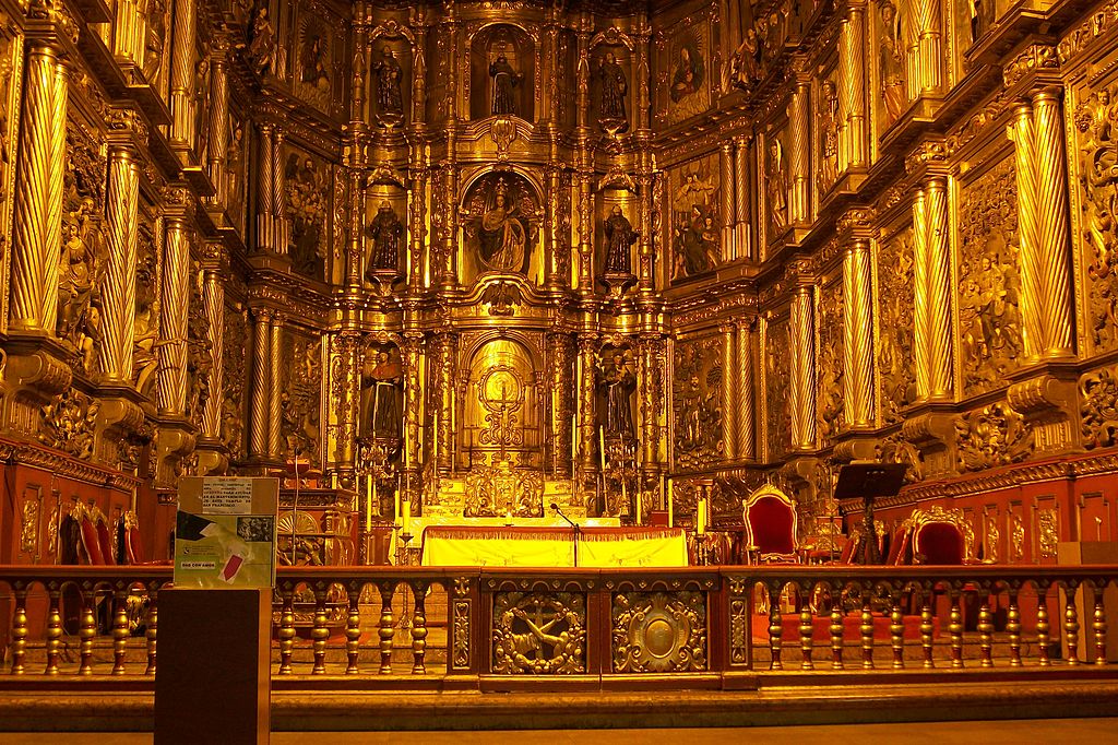 Las "Notre Dame" criollas que no se puede perder - -- Las2orillas Altar de la iglesia. Foto: Felipe Restrepo Acosta - CC BY-SA 3.0