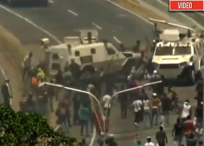 [Video] Tanqueta de la guardia chavista atropella a manifestantes de Guaidó