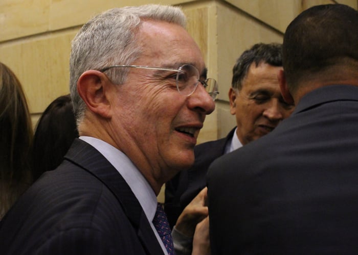 ¿Tuit de Uribe, una justificación de las masacres paramilitares?