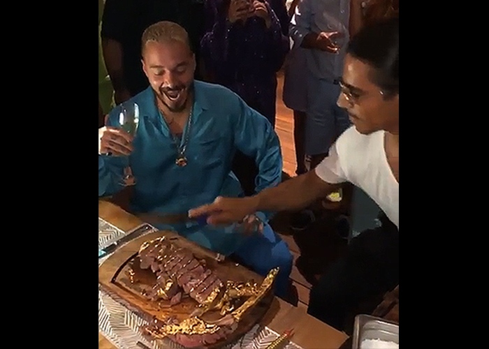 Bistec de oro, el último exceso de J Balvin