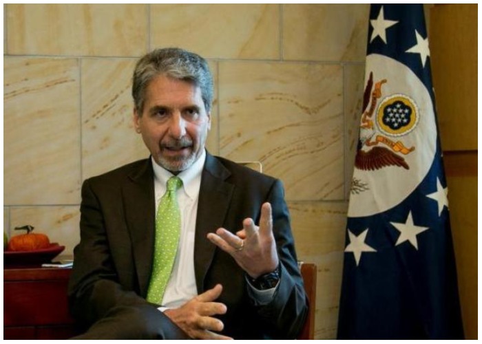 Lavada de manos del embajador norteamericano