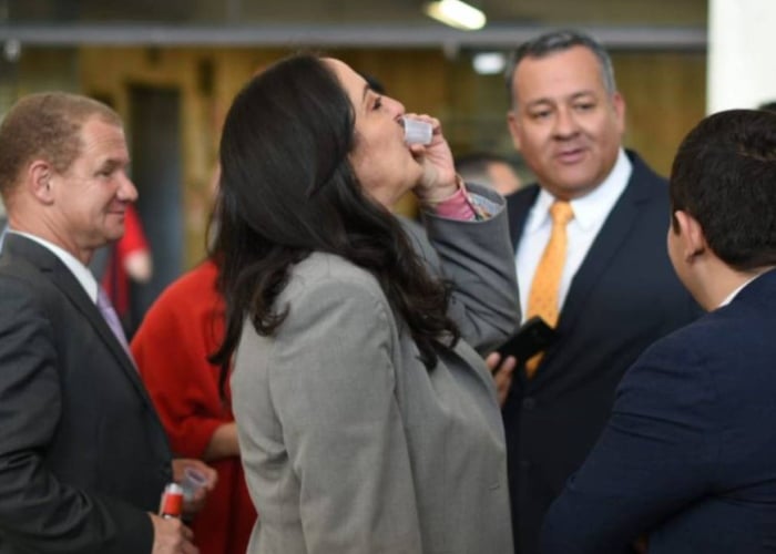 María Fernanda Cabal fue encontrada tomando aguardiente en el Congreso