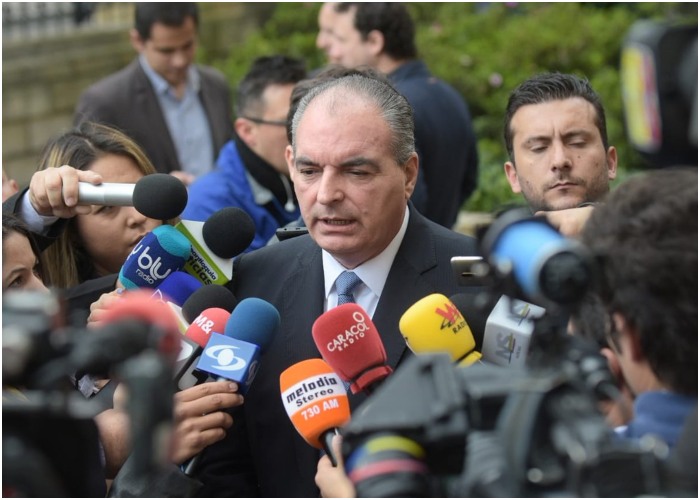 Cabeza de la U sale en defensa de los partidos de oposición en cumbre en Palacio